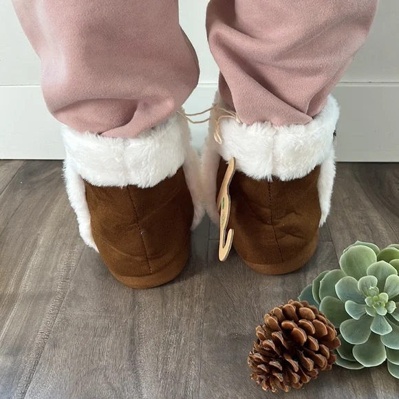 ARDENE ECO plus bootie slippers - NEW - size 5/6 - Picture 4 of 8